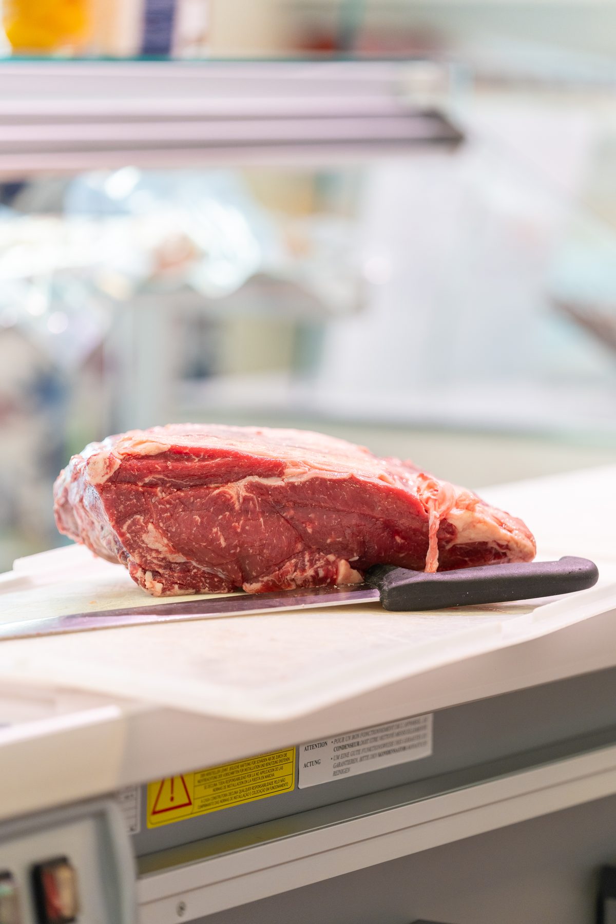Taglio di carne sul tagliere