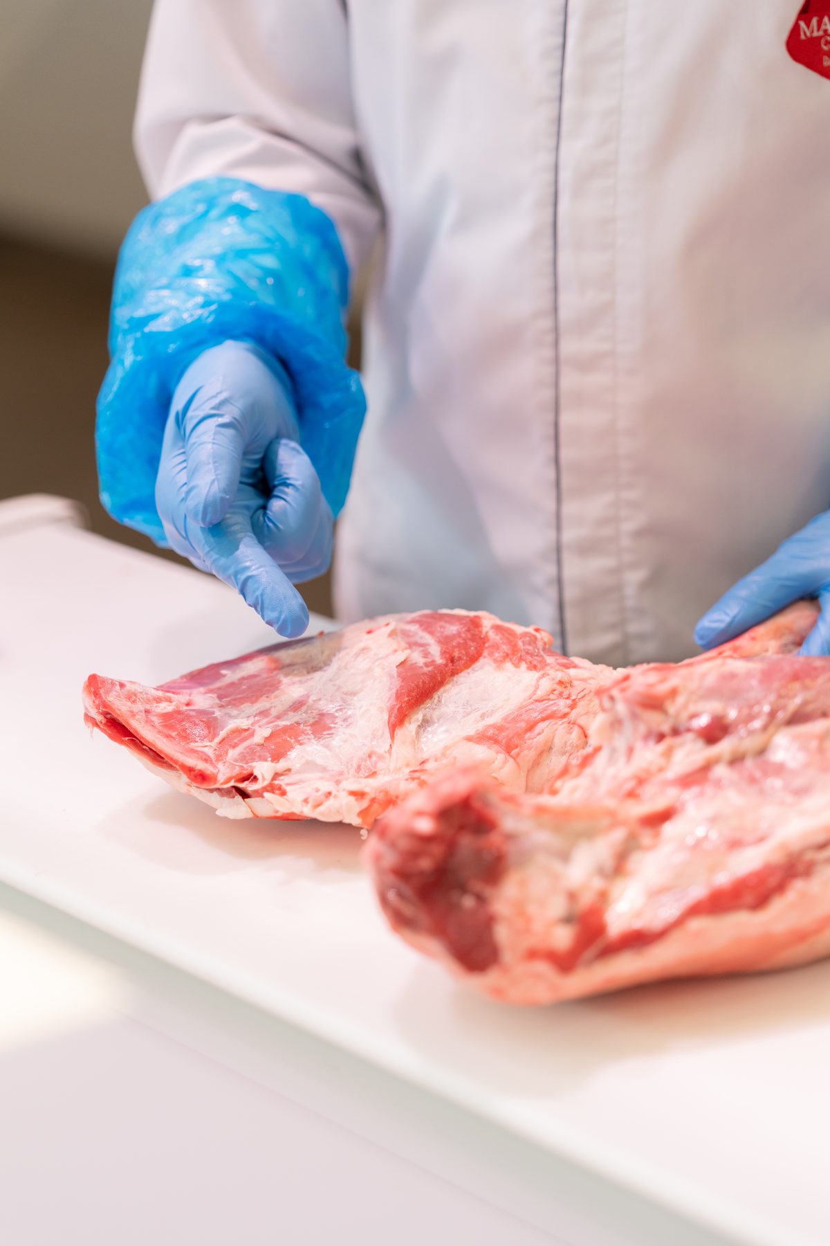 Preparazione della carne al banco